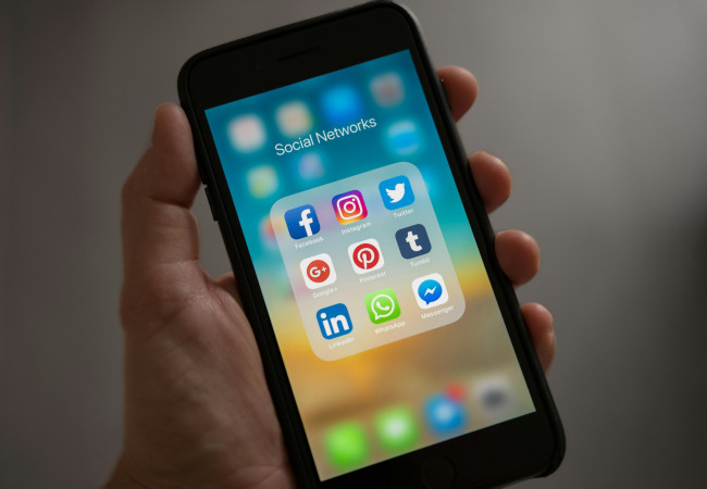 Smartphone mit Social Media Icons