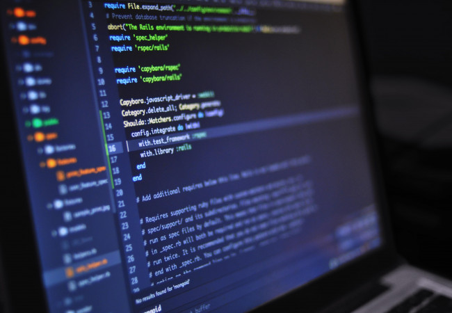 Entwicklungsumgebung mit Code an einem Computer Bildschirm