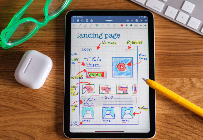 Tablet mit Landingpage Zeichnung